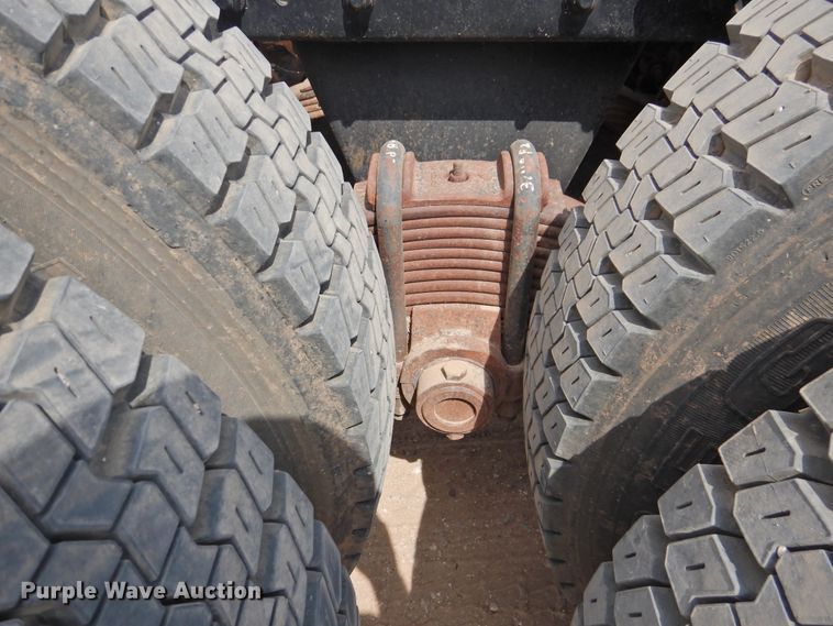 image for item DK2420 1982 Mack R686ST  semi truck