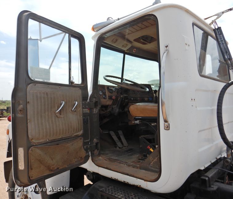 image for item DK2420 1982 Mack R686ST  semi truck