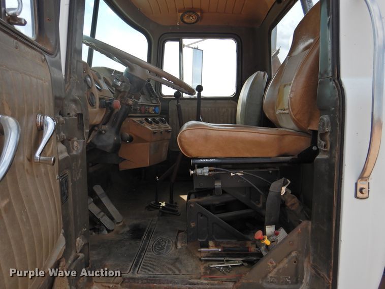 image for item DK2420 1982 Mack R686ST  semi truck