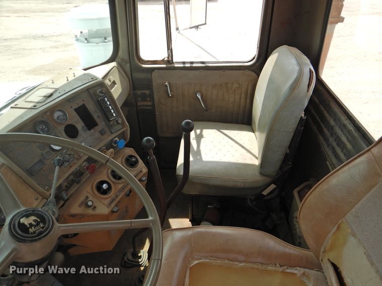 image for item DK2420 1982 Mack R686ST  semi truck