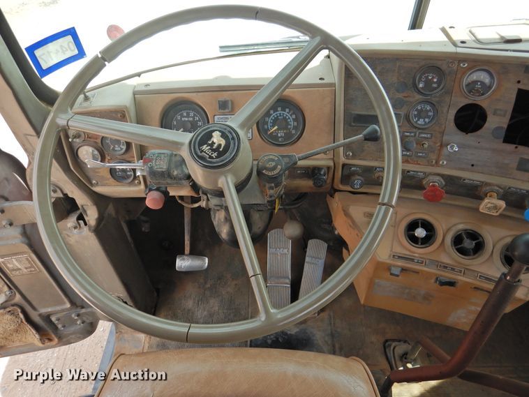 image for item DK2420 1982 Mack R686ST  semi truck