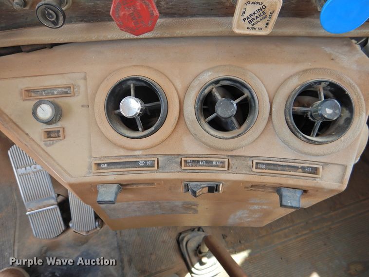 image for item DK2420 1982 Mack R686ST  semi truck