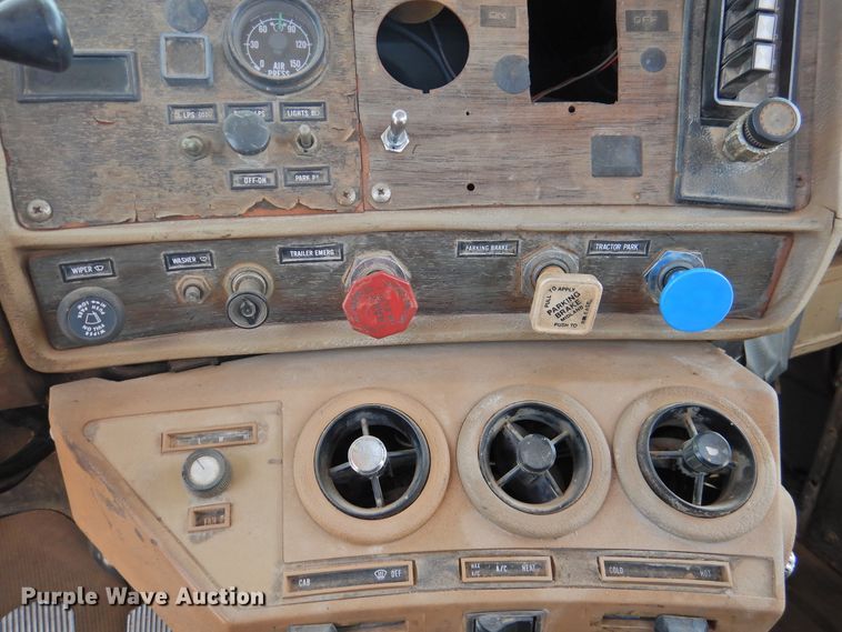 image for item DK2420 1982 Mack R686ST  semi truck