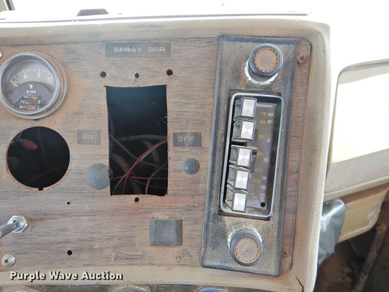 image for item DK2420 1982 Mack R686ST  semi truck