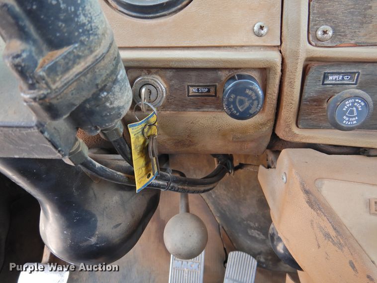 image for item DK2420 1982 Mack R686ST  semi truck