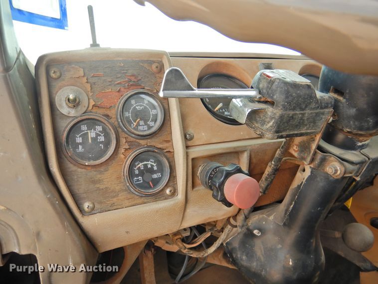 image for item DK2420 1982 Mack R686ST  semi truck