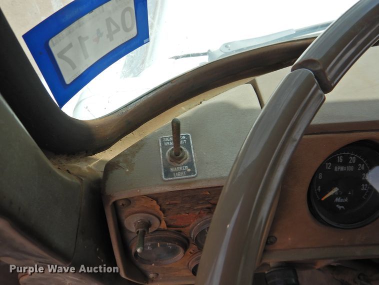 image for item DK2420 1982 Mack R686ST  semi truck