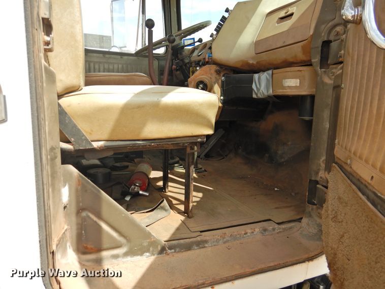 image for item DK2420 1982 Mack R686ST  semi truck