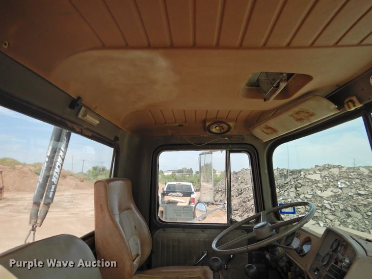 image for item DK2420 1982 Mack R686ST  semi truck