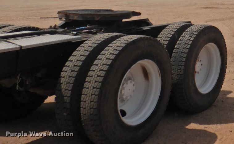 image for item DK2420 1982 Mack R686ST  semi truck