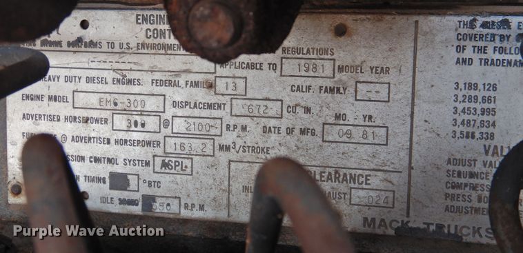 image for item DK2420 1982 Mack R686ST  semi truck