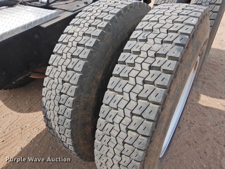 image for item DK2420 1982 Mack R686ST  semi truck