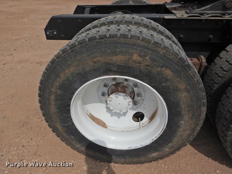 image for item DK2420 1982 Mack R686ST  semi truck