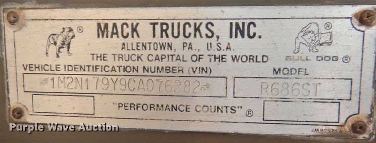 image for item DK2420 1982 Mack R686ST  semi truck