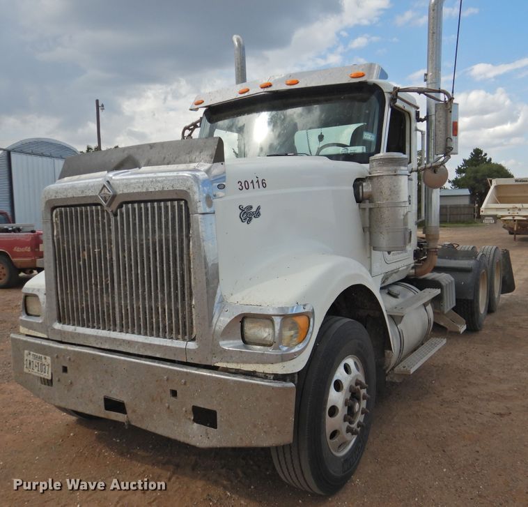 image for item DK2455 2004 International 9900i  semi truck