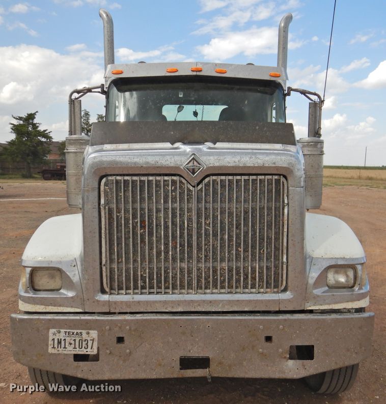 image for item DK2455 2004 International 9900i  semi truck