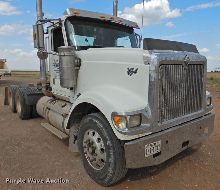 image for item DK2455 2004 International 9900i  semi truck