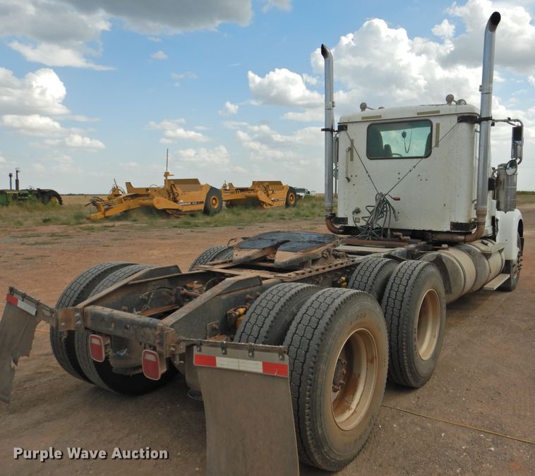 image for item DK2455 2004 International 9900i  semi truck