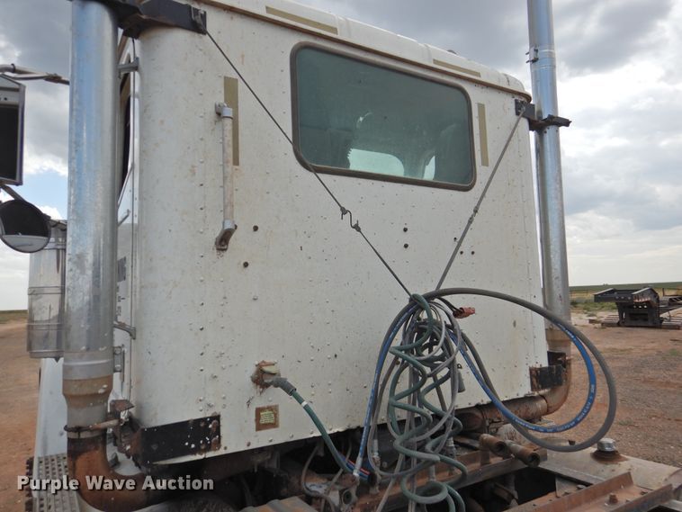 image for item DK2455 2004 International 9900i  semi truck