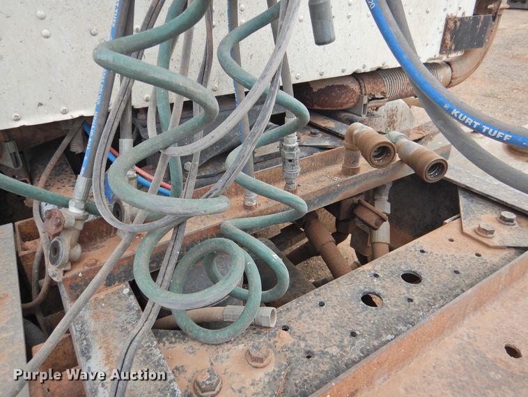 image for item DK2455 2004 International 9900i  semi truck