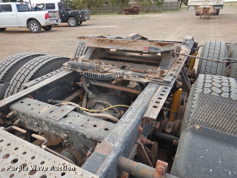 image for item DK2455 2004 International 9900i  semi truck