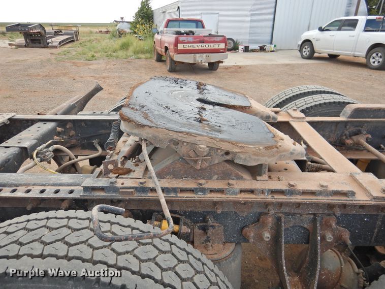 image for item DK2455 2004 International 9900i  semi truck