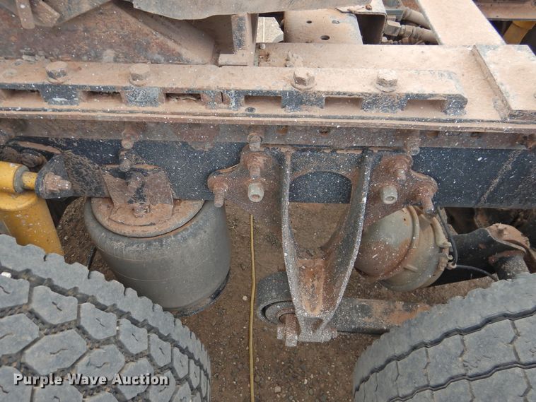 image for item DK2455 2004 International 9900i  semi truck