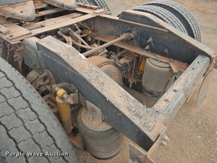 image for item DK2455 2004 International 9900i  semi truck