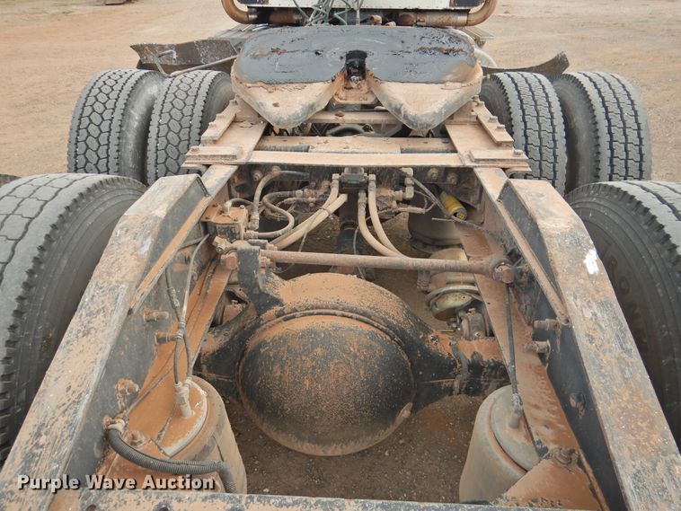 image for item DK2455 2004 International 9900i  semi truck