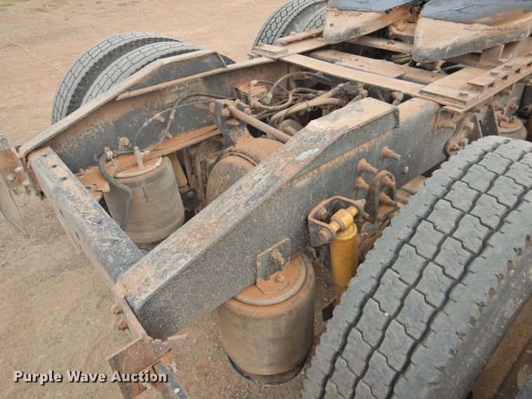 image for item DK2455 2004 International 9900i  semi truck