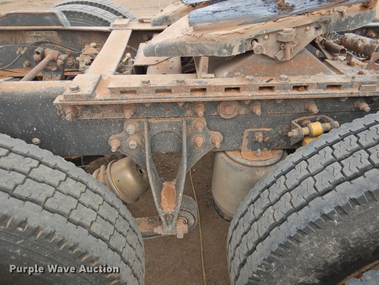 image for item DK2455 2004 International 9900i  semi truck