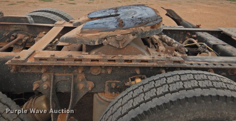 image for item DK2455 2004 International 9900i  semi truck