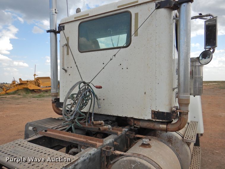 image for item DK2455 2004 International 9900i  semi truck