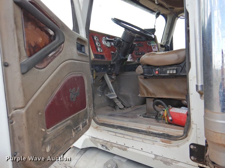 image for item DK2455 2004 International 9900i  semi truck