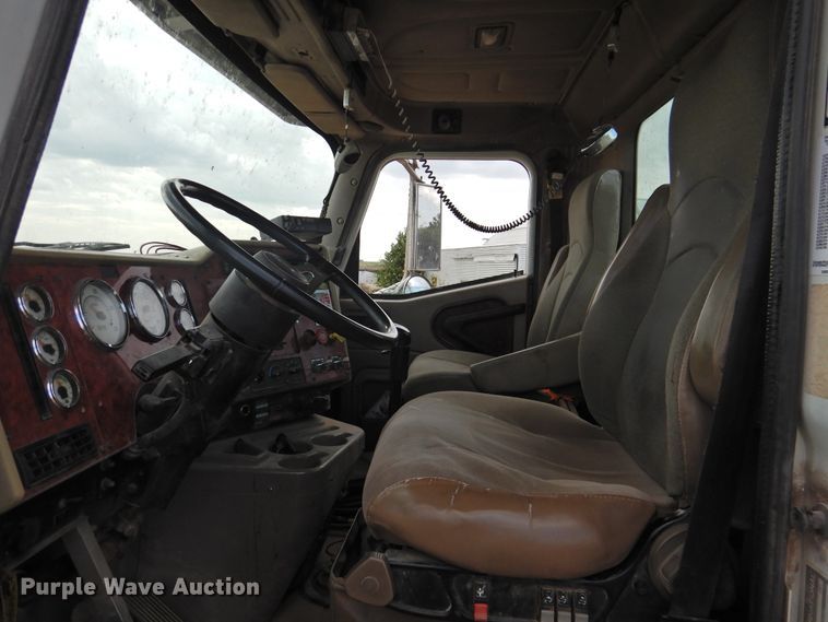 image for item DK2455 2004 International 9900i  semi truck