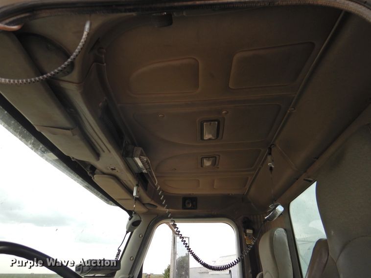 image for item DK2455 2004 International 9900i  semi truck