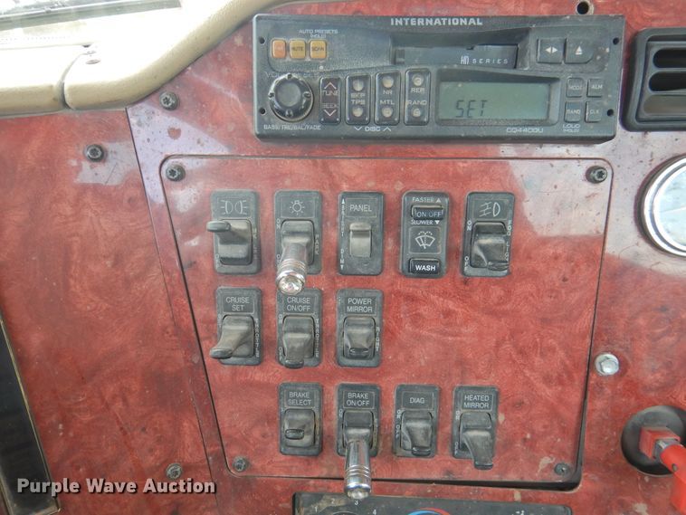 image for item DK2455 2004 International 9900i  semi truck