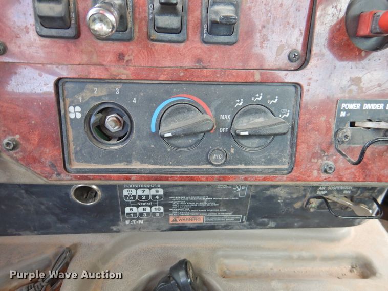 image for item DK2455 2004 International 9900i  semi truck