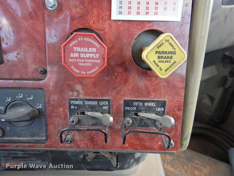 image for item DK2455 2004 International 9900i  semi truck