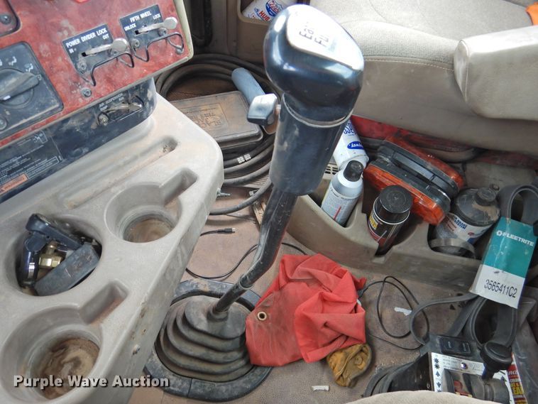 image for item DK2455 2004 International 9900i  semi truck