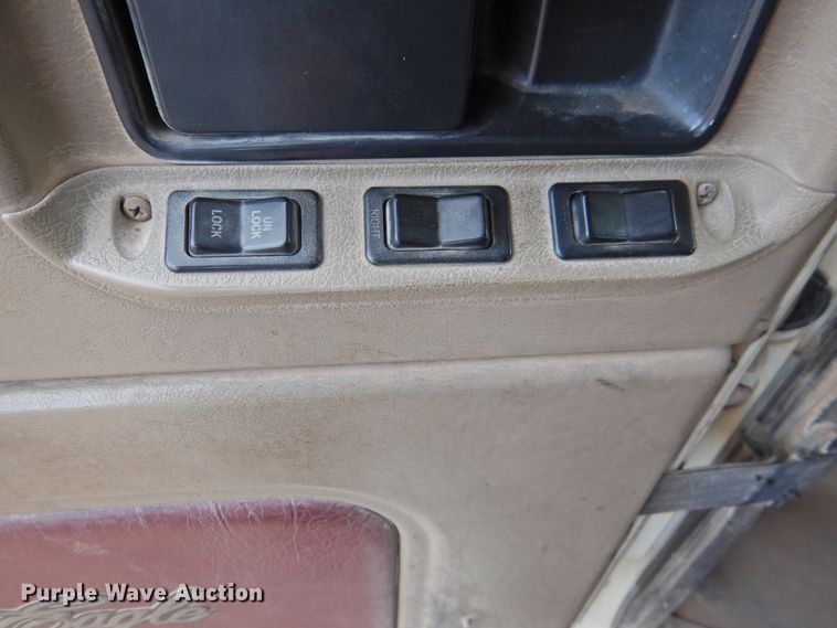 image for item DK2455 2004 International 9900i  semi truck