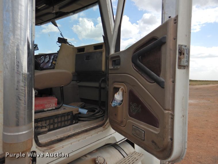 image for item DK2455 2004 International 9900i  semi truck