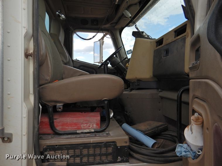 image for item DK2455 2004 International 9900i  semi truck