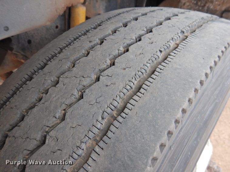 image for item DK2455 2004 International 9900i  semi truck