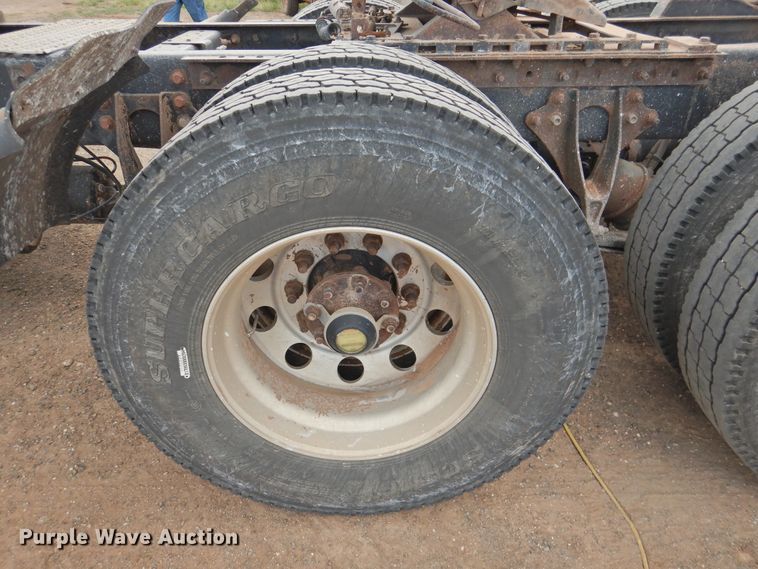 image for item DK2455 2004 International 9900i  semi truck