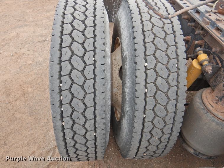 image for item DK2455 2004 International 9900i  semi truck