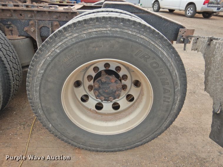 image for item DK2455 2004 International 9900i  semi truck