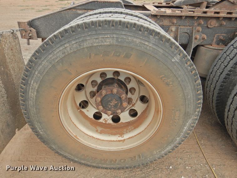 image for item DK2455 2004 International 9900i  semi truck