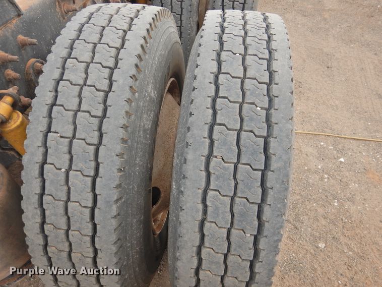 image for item DK2455 2004 International 9900i  semi truck