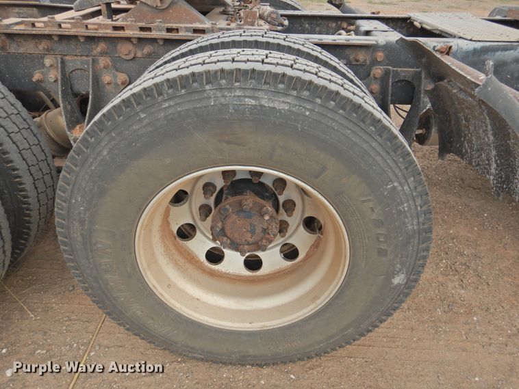 image for item DK2455 2004 International 9900i  semi truck